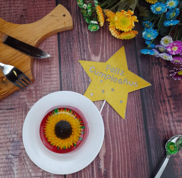 Gelatina floral con girasol servida en taza