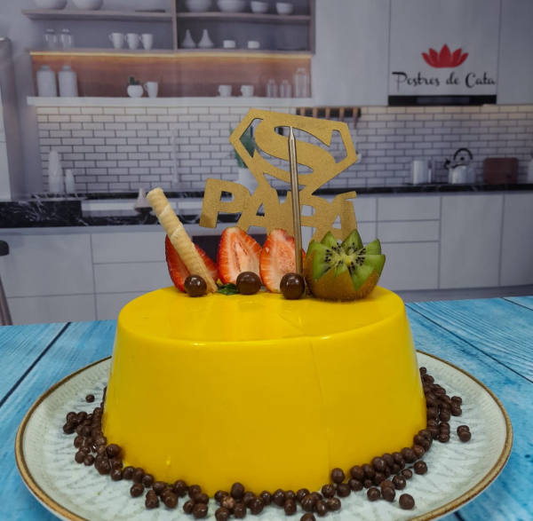 Gelatorta de mango decorada con fresas y kiwi