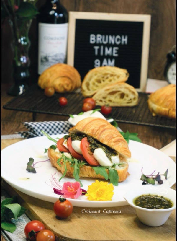 Croissant Caprese Toscana